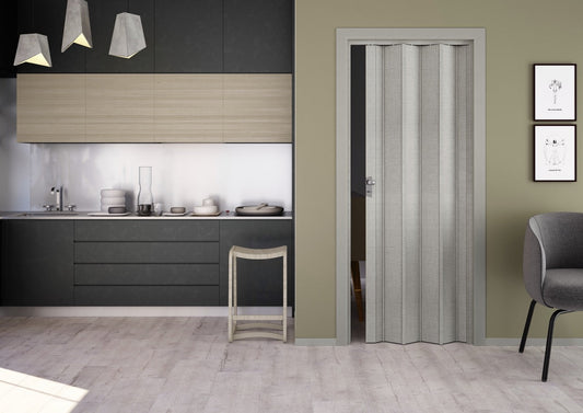 Grijze pvc vouwdeur in modern interieur als ruimtebesparende oplossing