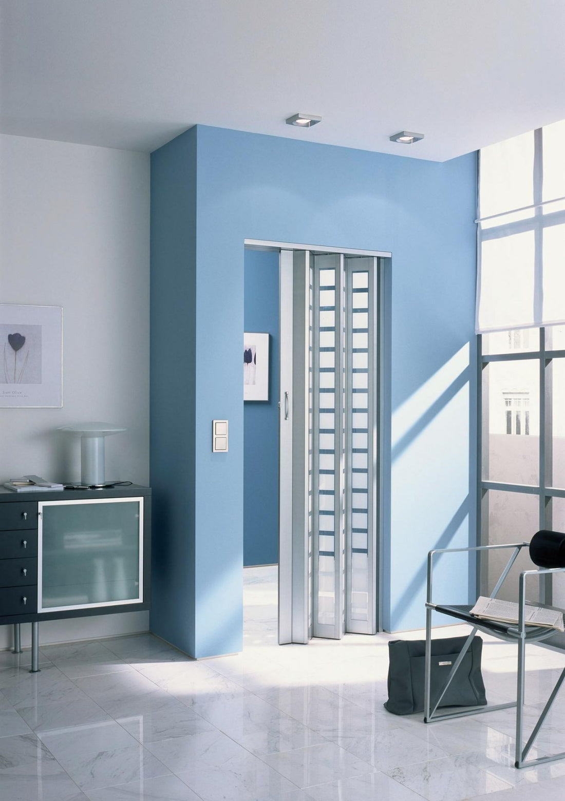 Moderne PVC vouwdeur met glas inzet voor een stijlvolle en ruimtebesparende interieur oplossing.