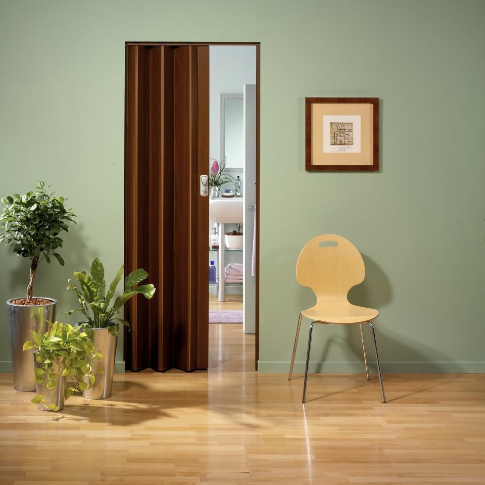  vouwdeuren modern zwart | zwarte aluminium vouwwand | minimalistische vouwdeuren | industriële vouwdeuren | vouwdeuren met slanke profielen
